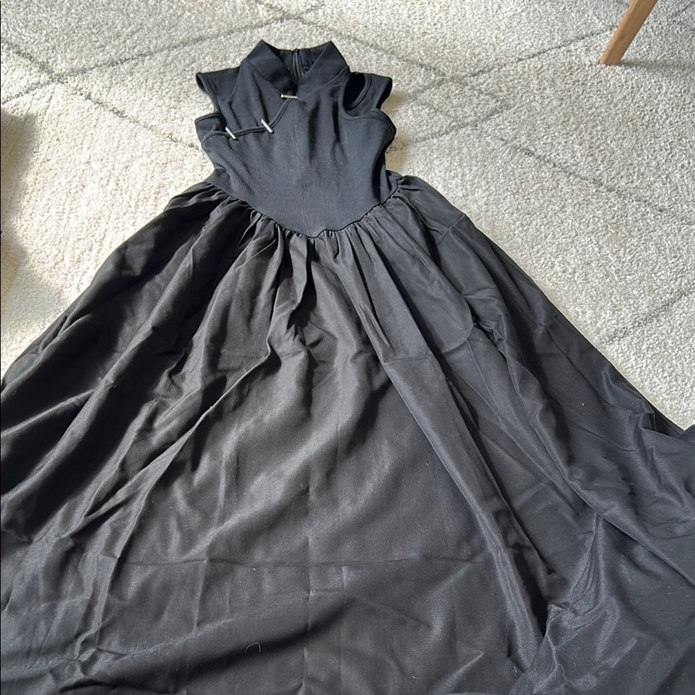 Black Pleated Sleeveless Maxi Gown